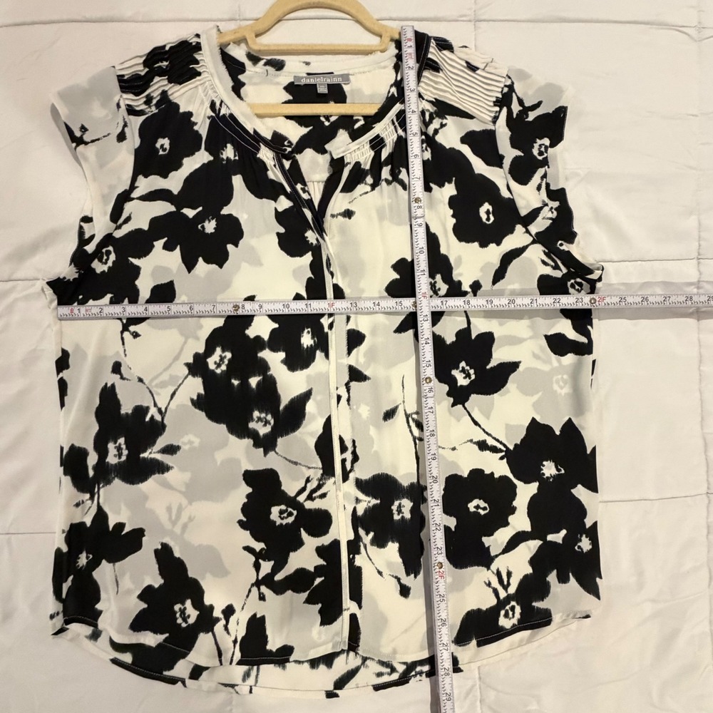 Daniel Rainn Blouse XXL White Black Floral Pleated Cap Sleeve Split Neck - Picture 12 of 16